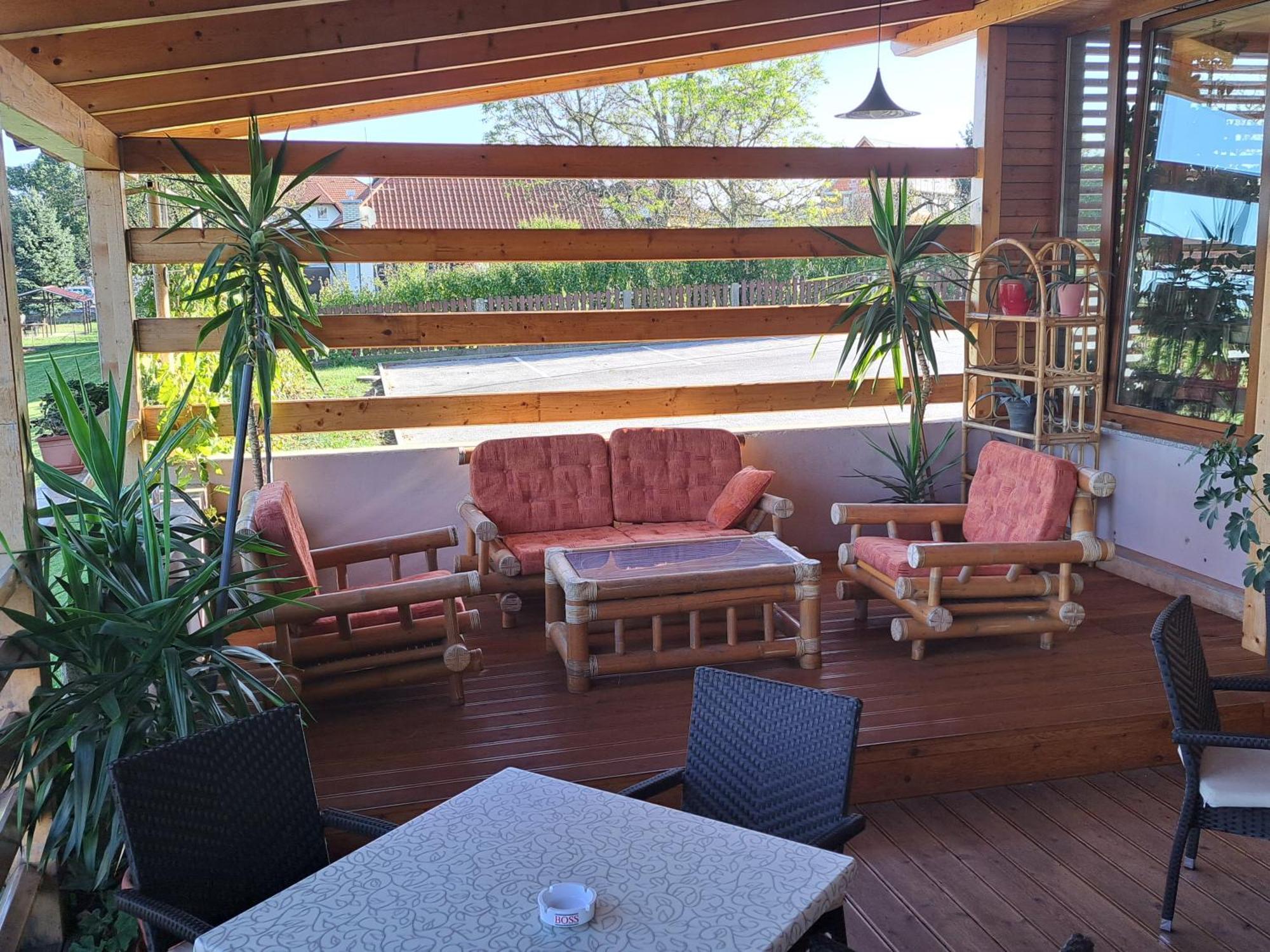 Guesthouse Zivko Dobrovce Exteriör bild