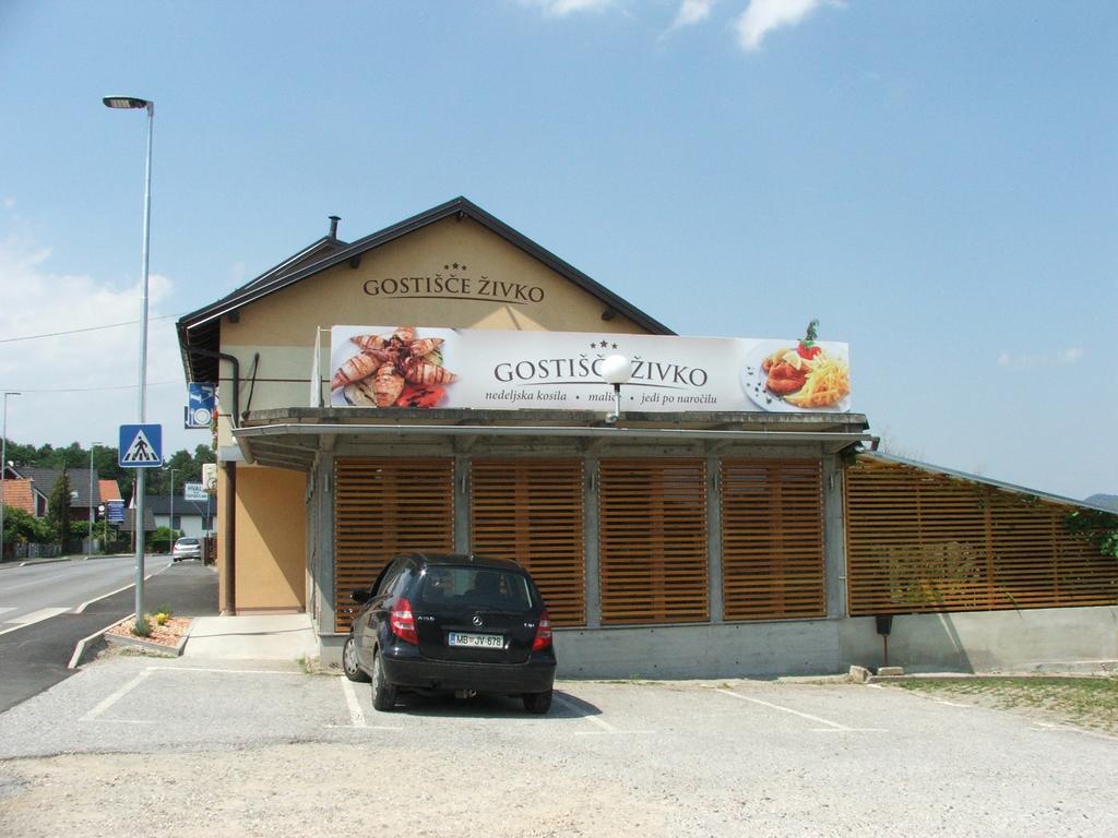 Guesthouse Zivko Dobrovce Exteriör bild